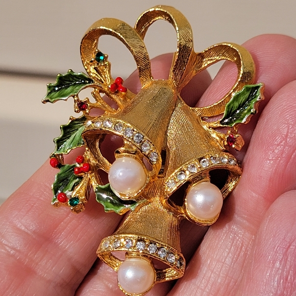 Vintage Christmas Bell Brooch ~ Unsigned ~ 1960s? ~ Rhinestone Embellished - Picture 11 of 16